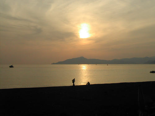 Ecco Sestri Levante, un paese avvolto dal mare, un tramonto sulla spiaggia della baia delle favole.